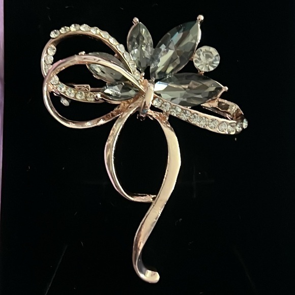 Elegant Vintage Gold-Tone Brooch Bow with Crystals | Timeless Glam - Picture 1 of 7